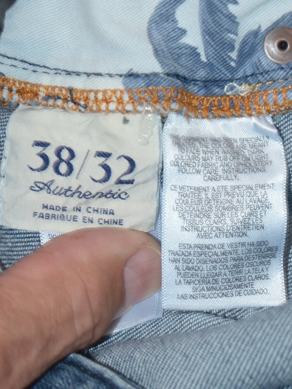 Tommy Bahama Authentic Fit Denim Stretch Jeans -- Medium Wash -- Tag 38x32 - Picture 5 of 6